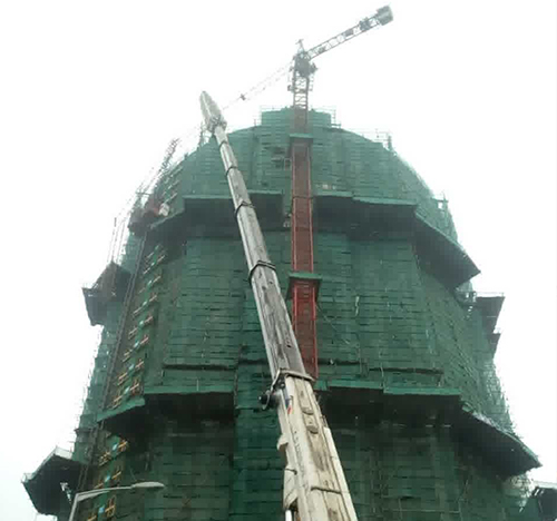 西固吊车在工地上作业